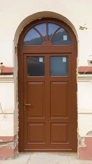 Ușă de exterior din lemn stratificat cu arcadă