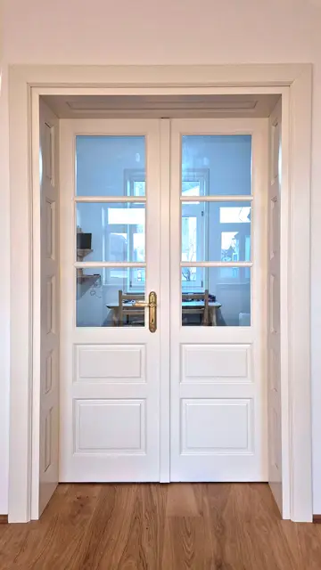 Ușă de interior din lemn stratificat cu luminator