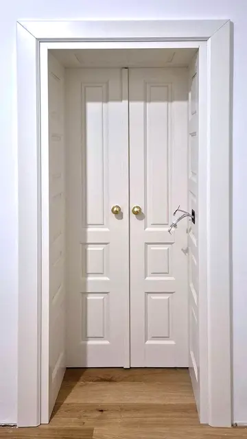 Ușă de interior dublă din lemn stratificat