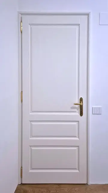 Ușă de interior batantă din lemn stratificat